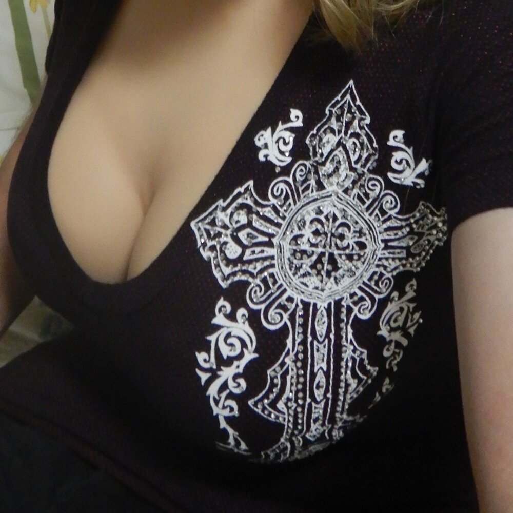 Affliction V-neck - Picture 4 of 5